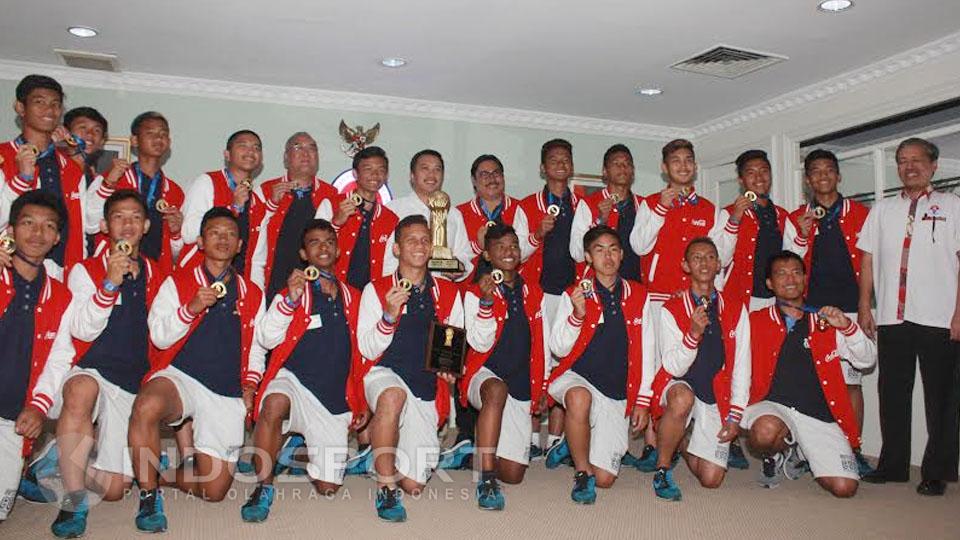 Kemenpora, Imam Nahrawi, tengan berfoto bersama tim putra Indonesia juara di ajang Gothia Cup 2016. - INDOSPORT